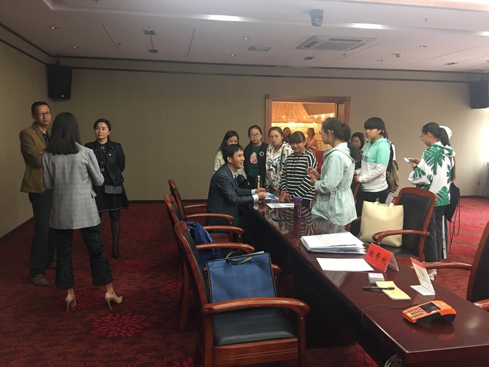 学生咨询现场2.jpg